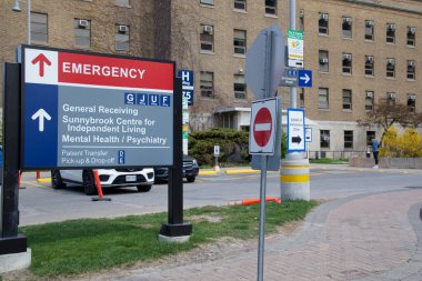 Toronto, Kanada 'daki COVID-19 Aşı Kliniği' nin (Sunnybrook Hastanesi) girişine bir tabela asıldı..