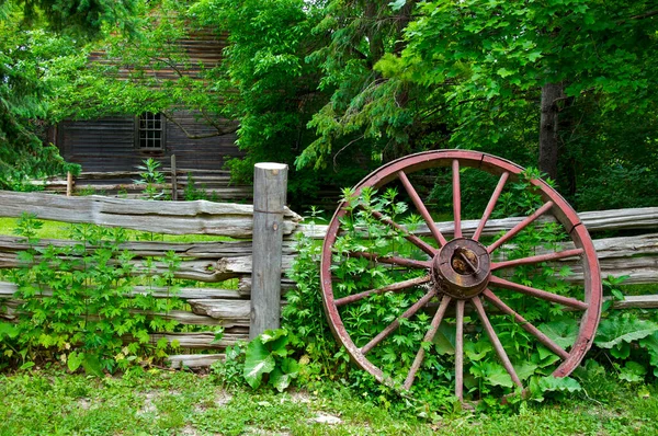 Wood Spoke Wagon Wheel Left Wooden Fence Farmhouse — Stock Photo, Image