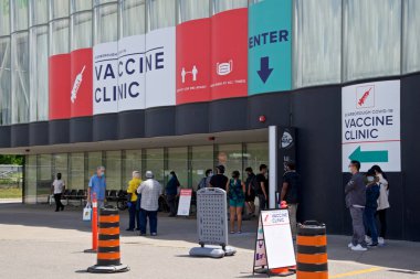 Toronto, Ontario, Kanada - 14 Haziran 2021: Toronto, Kanada 'daki Covid-19 aşı kliniğinin ön girişi.