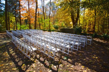 Açık havada beyaz veranda sandalyeli düğün partisi.