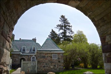 İlkbaharda binanın kemerinden geçerek bahçenin dışında.