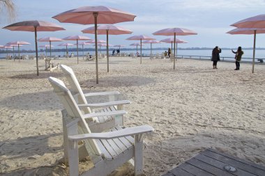 Toronto, Ontario / Kanada - 24 Şubat 2020: Güneşli bir günde plaj sandalyeleri