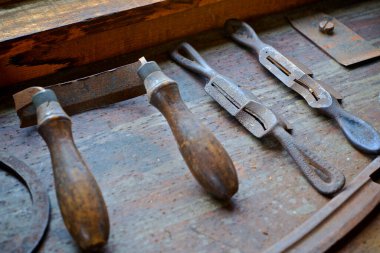 Ahşap atölyesindeki antika çalışma bilançolarının yakın görüntüsü 