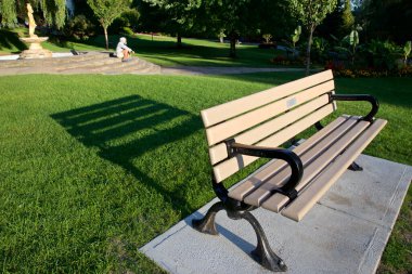 Kamu parkında ışıklı ve gölgeli park bankı