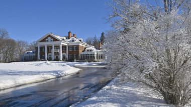 Şiddetli bir kar fırtınasından sonra bir malikanenin dış cephesini inşa etmek.