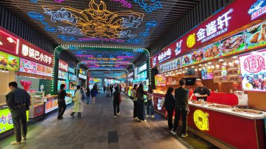 Çin 'deki bir alışveriş merkezindeki yemek salonunun gece sahnesi.