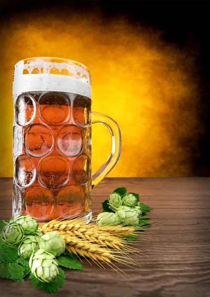 Oktoberfest copo de cerveja com cevada e lúpulo renderização 3D — Fotografia de Stock