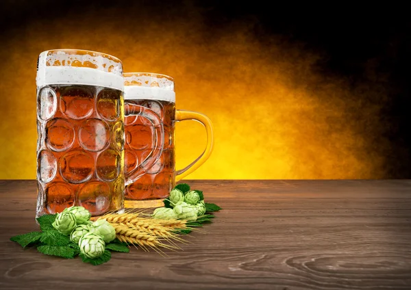 Zwei Oktoberfestgläser Bier mit Gerste und Hopfen - 3D-Darstellung — Stockfoto