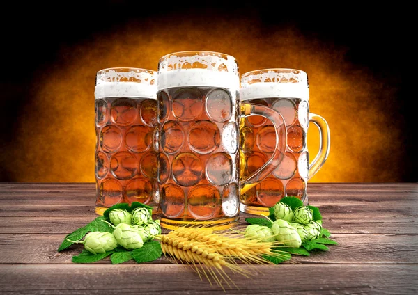 Τρία ποτήρια μπύρας oktoberfest με κριθάρι και το λυκίσκο render - 3d — Φωτογραφία Αρχείου