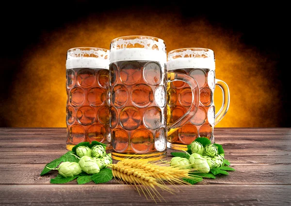 Drei Gläser Oktoberfestbier mit Gerste und Hopfen - 3D-Darstellung — Stockfoto