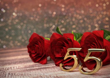 Ahşap masa üzerinde kırmızı Güllü doğum günü kavramı. Fiftyfifth. 55. 3d render