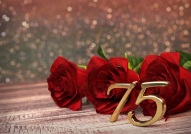 ahşap masa üzerinde kırmızı Güllü doğum günü kavramı. seventyfifth. 75. 3d render