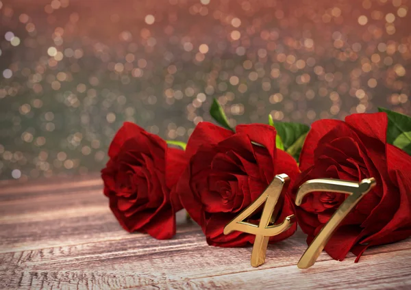 Γενέθλια ιδέα με κόκκινα τριαντάφυλλα σε ξύλινη επιφάνεια. τεσσαρακοστή έβδομη. 47η. 3d καθιστούν — Φωτογραφία Αρχείου
