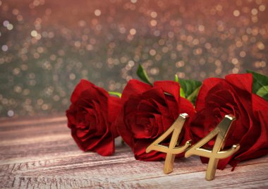 ahşap masa üzerinde kırmızı Güllü doğum günü kavramı. Kırk dördüncü. 44. 3d render
