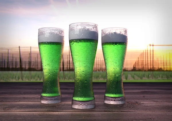 Três copos de cerveja verde com fundo hop-jardim - renderização 3D — Fotografia de Stock