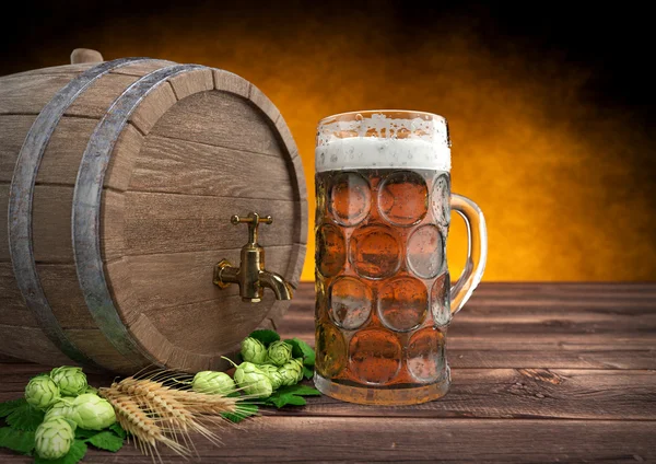 Glas Oktoberfestbier mit Fass, Gerste und Hopfen. 3D-Darstellung — Stockfoto