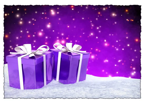 Cajas de regalo de Navidad y bolas en la nieve. 3D render —  Fotos de Stock