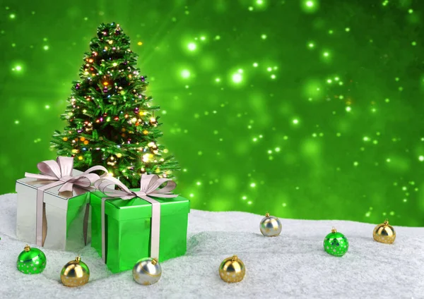 Árbol de Navidad y regalos en nieve sobre fondo verde bokeh. Ilustración 3D — Foto de Stock