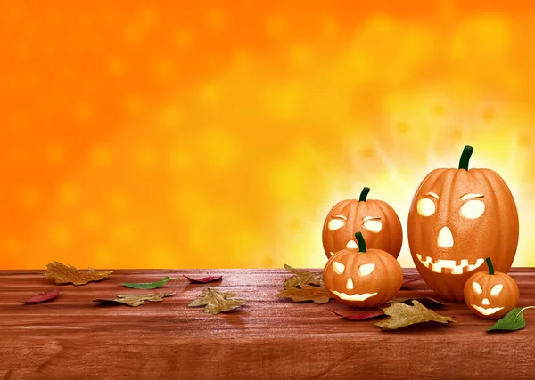 Lanternas de abóbora de Halloween no fundo laranja — Fotografia de Stock