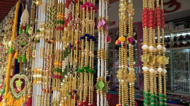 Renkli Boncuklu Kapı Asma Görünümü