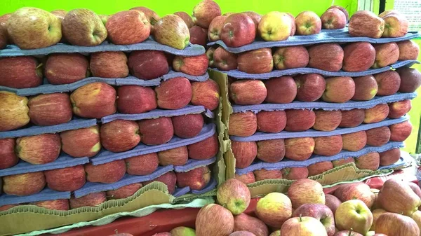 Vue Rapprochée Des Pommes Couleur Rouge Bien Gardées — Photo