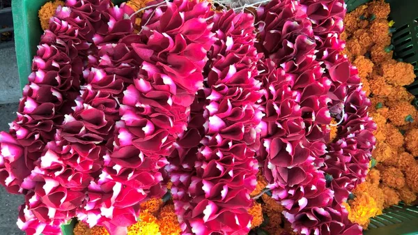 Uma Trança Padrão Formado Por Entrelaçamento Vermelho Cor Rosa Flores — Fotografia de Stock