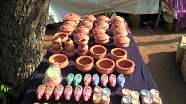 Çok amaçlı kullanım için dekore edilmiş toprak kapları