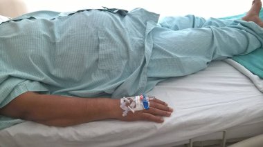 Periferik damar içi kanülleri ya da sondaları olan bir el.