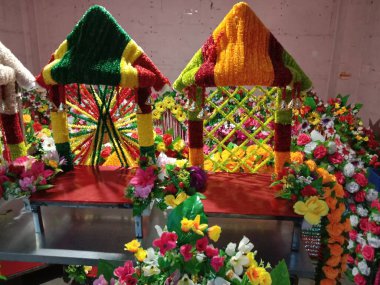 Projelerin çok amaçlı kullanımı için çiçek çelenkleriyle renkli dekoratif çerçeveler