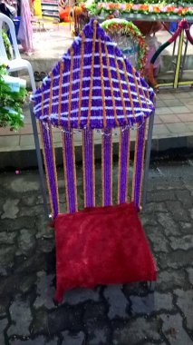 Projelerin çok amaçlı kullanımı için çiçek çelenkleriyle renkli dekoratif çerçeveler