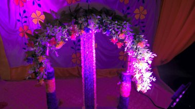 Projelerin çok amaçlı kullanımı için çiçek çelenkleriyle renkli dekoratif çerçeveler