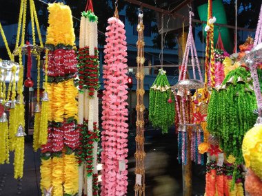 Projelerin çok amaçlı kullanımı için renkli çiçek çelenkleri