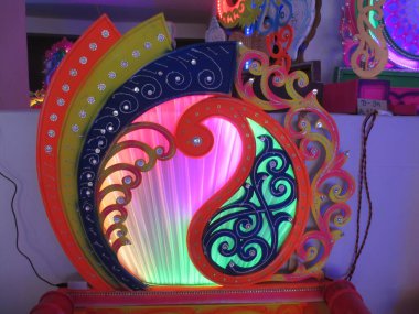 Projelerin çok amaçlı kullanımı için yıldırımlı dekoratif platform çerçeve tasarımı