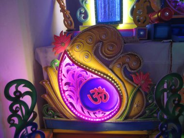 Projelerin çok amaçlı kullanımı için yıldırımlı dekoratif platform çerçeve tasarımı