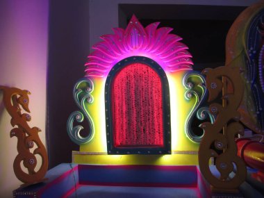 Projelerin çok amaçlı kullanımı için yıldırımlı dekoratif platform çerçeve tasarımı