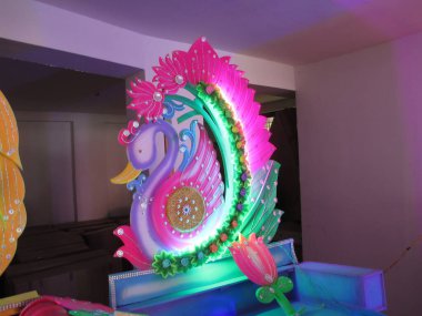 Projelerin çok amaçlı kullanımı için yıldırımlı dekoratif platform çerçeve tasarımı