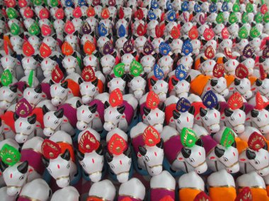 Süsleme amaçlı ve çok amaçlı kullanım için kilden yapılmış inekler