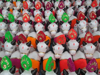 Süsleme amaçlı ve çok amaçlı kullanım için kilden yapılmış inekler