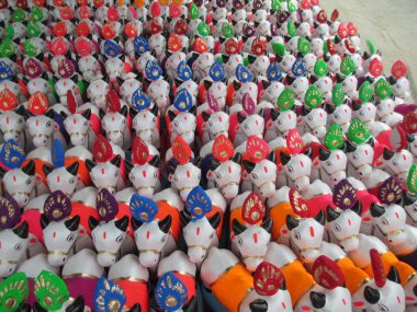 Süsleme amaçlı ve çok amaçlı kullanım için kilden yapılmış inekler