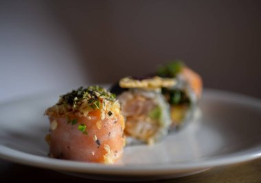 Somon, pirinç ve diğer malzemelerle birlikte bir tabak suşi.