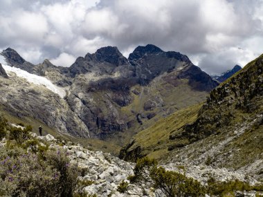 Huaraz patikasındaki dağ manzarası, Peru