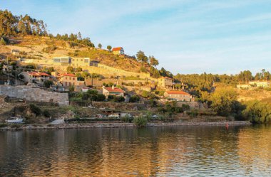 Kıyı ve okyanus kıyısında, Costa Vicentina, Alentejo, Portekiz 'de uçurumda tek başına yürüyen kişi.