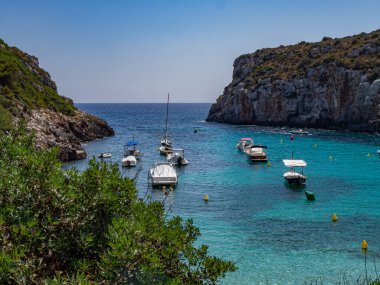 Cennet adasındaki bir körfezde marina. Mavi berrak suyla, maldivlerle.