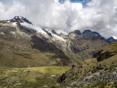 Huaraz, Peru 'da buzla kaplı devasa dağları ve gölü olan büyük, güzel bir manzara.
