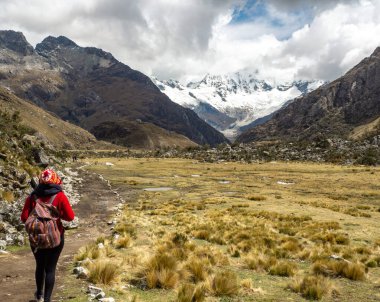 Karlı, buzlu, mavi gökyüzü ve bulutlu, Huancayo, Peru 'daki devasa dağların dikey manzarası.