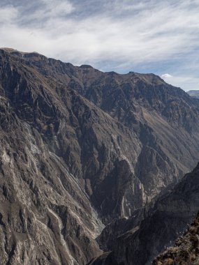 Arequipa, Peru 'daki Caon del Colca' da (Colca Kanyonu) kayalar ve mavi gökyüzü ile kuru bir arazi.