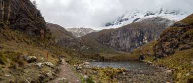 Huaraz, Peru 'da buzla kaplı devasa dağlarla kocaman, güzel bir manzara.