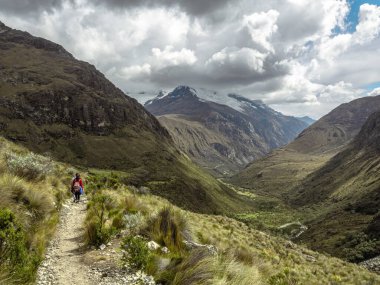 Huaraz, Peru 'daki dağlık alanda yürüyüş yapan insanların manzarası.