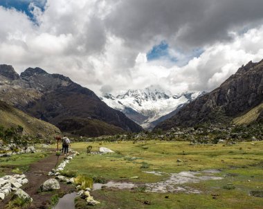 Huaraz, Peru 'daki dağlık alanda yürüyüş yapan insanların manzarası.