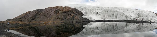 Moody Paisaje Montañas Laguna Con Persona Mirando Reflexión Nevado Pastoruri — Foto de Stock